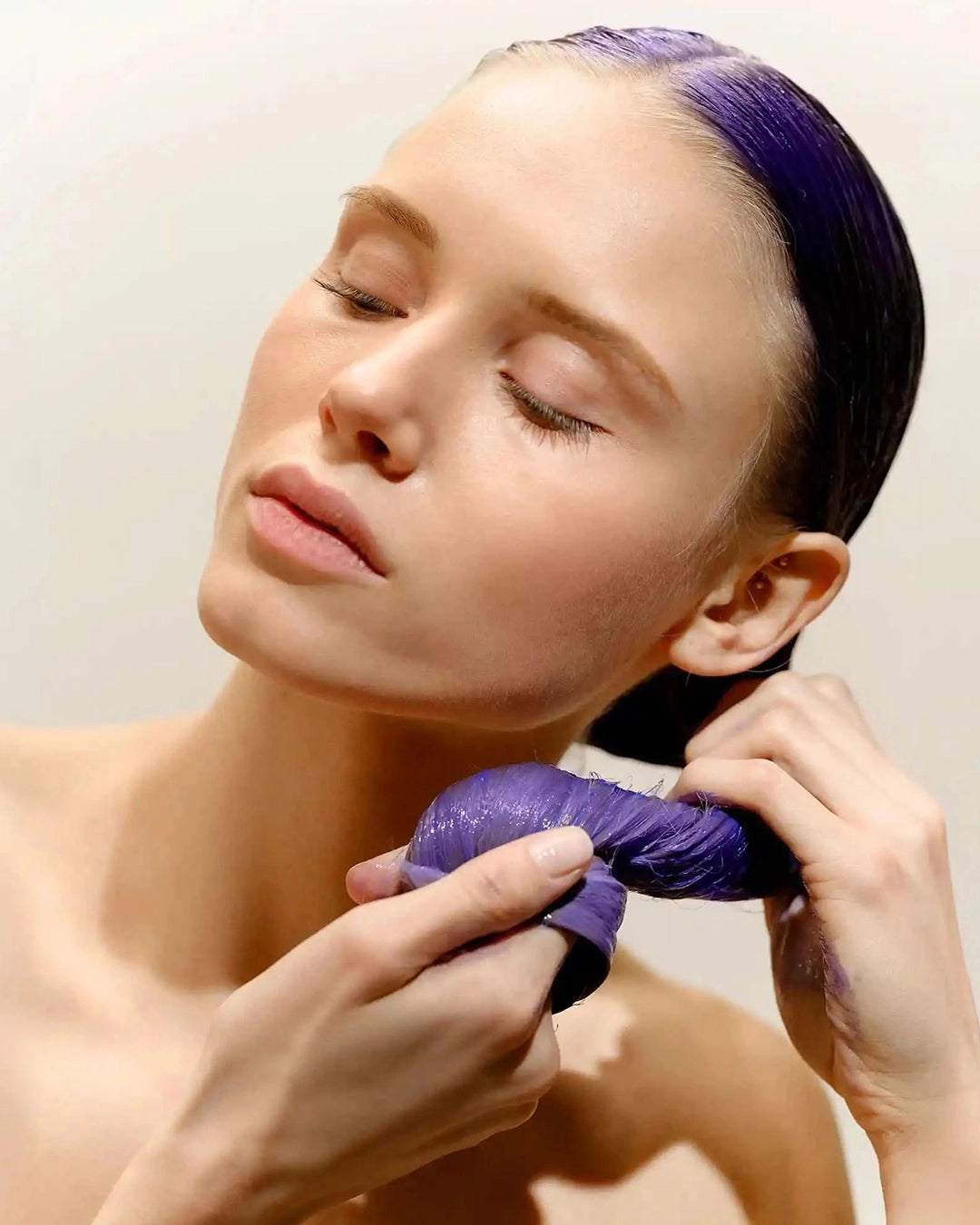 This mask is the solution to enhancing the color and revealing the radiance of bleached blonde hair and natural white and grey hair.