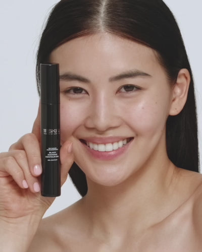 A model smiles while holding the 111SKIN Black Diamond Contour Gel next to her face. The video demonstrates the product’s application, showing how the gel is applied and massaged into the skin along the facial contours to help define, sculpt, and visibly firm the appearance of the face. The focus remains on the product and its targeted contouring benefits.
