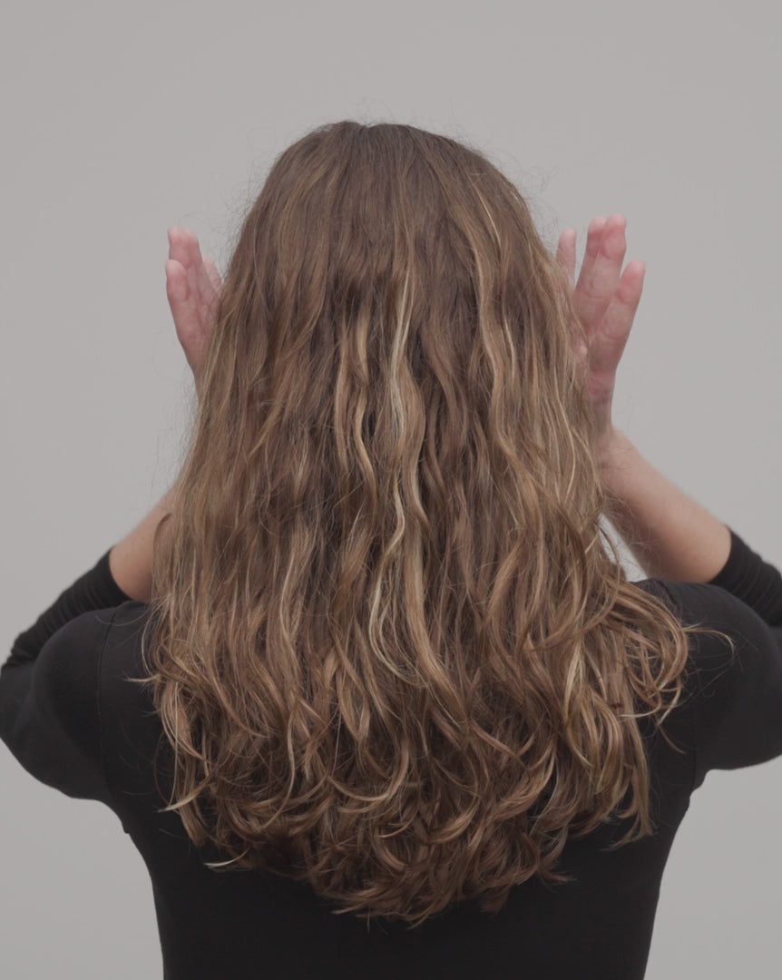 Tutorial on how to wear the Midi Wavy French Hair Pin.