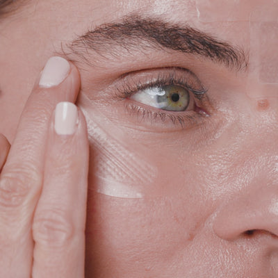 A close-up of a model’s eye wearing a transparent under-eye patch introduces 111SKIN’s Wrinkle Erasing Retinol Patches. The video features an animated visualization of the brand’s DAB Technology, illustrating how active ingredients are delivered into the skin to help smooth the appearance of fine lines and wrinkles. Text overlays explain the technology while the patch remains visible on the under-eye area.